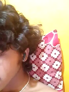 Snapshot of CosmicEmuu chatting on February 17, 1:42 pm CosmicEmuu online show from February 17, 1:42 pm