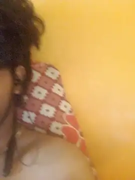 Snapshot of CosmicEmuu chatting on November 21, 11:20 am CosmicEmuu online show from November 21, 11:20 am