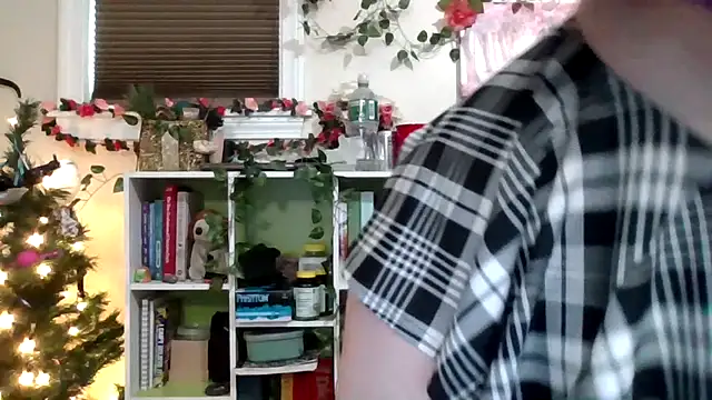 AverageRose online show from March 4, 8:48 pm