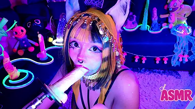 LaytonBox online show from November 9, 2:26 pm