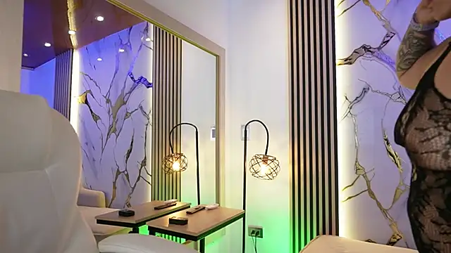 Emma Walkerr  online show from February 23, 7:00 pm