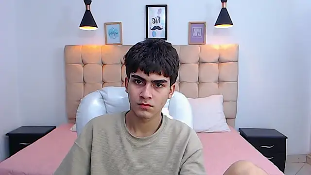 Snapshot of Tommy18__ chatting on January 17, 6:26 am Tommy18 online show from January 17, 6:26 am