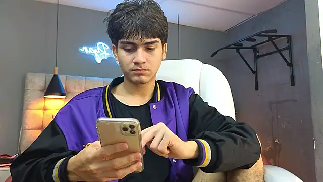 Snapshot of Tommy18__ chatting on February 8, 7:04 am Tommy18 online show from February 8, 7:04 am