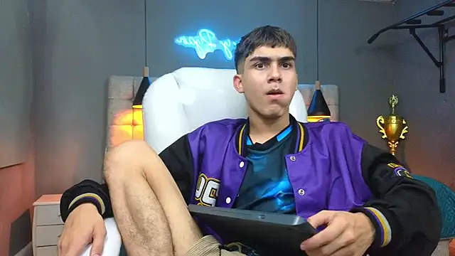 Snapshot of Tommy18__ chatting on February 14, 6:34 am Tommy18 online show from February 14, 6:34 am