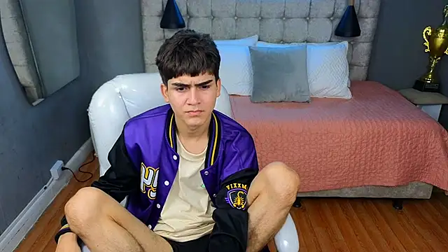 Snapshot of Tommy18__ chatting on March 11, 10:18 am Tommy18 online show from March 11, 10:18 am