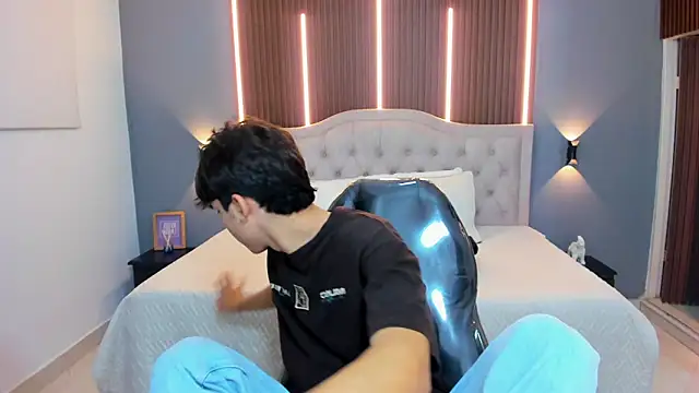 Snapshot of Tommy18__ chatting on September 30, 3:44 am Tommy18 online show from September 30, 3:44 am