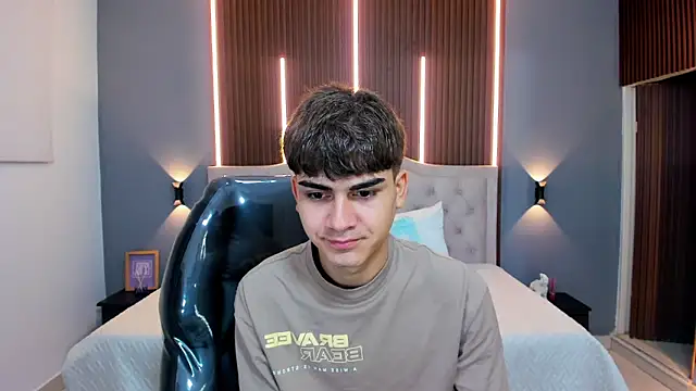 Snapshot of Tommy18__ chatting on October 9, 3:37 am Tommy18 online show from October 9, 3:37 am