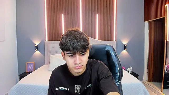 Snapshot of Tommy18__ chatting on October 23, 3:17 am Tommy18 online show from October 23, 3:17 am