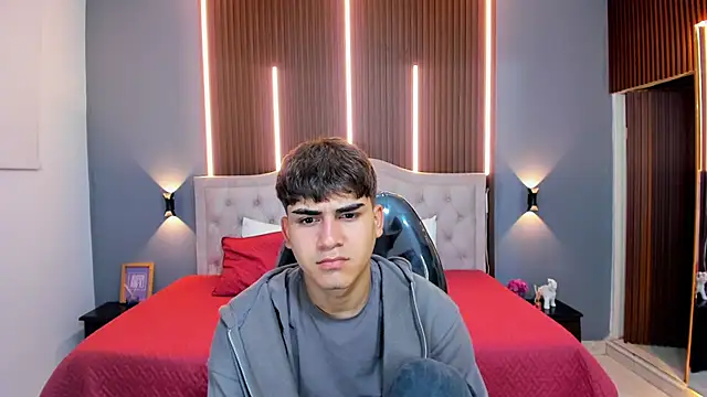 Snapshot of Tommy18__ chatting on October 29, 3:31 am Tommy18 online show from October 29, 3:31 am