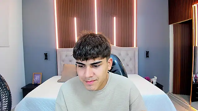 Snapshot of Tommy18__ chatting on October 31, 3:40 am Tommy18 online show from October 31, 3:40 am