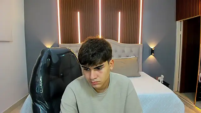 Snapshot of Tommy18__ chatting on November 4, 3:49 am Tommy18 online show from November 4, 3:49 am