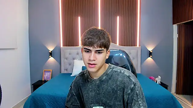 Snapshot of Tommy18__ chatting on November 5, 4:23 am Tommy18 online show from November 5, 4:23 am