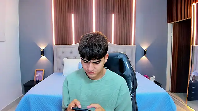 Snapshot of Tommy18__ chatting on November 6, 3:29 am Tommy18 online show from November 6, 3:29 am