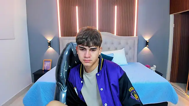 Snapshot of Tommy18__ chatting on November 7, 3:28 am Tommy18 online show from November 7, 3:28 am