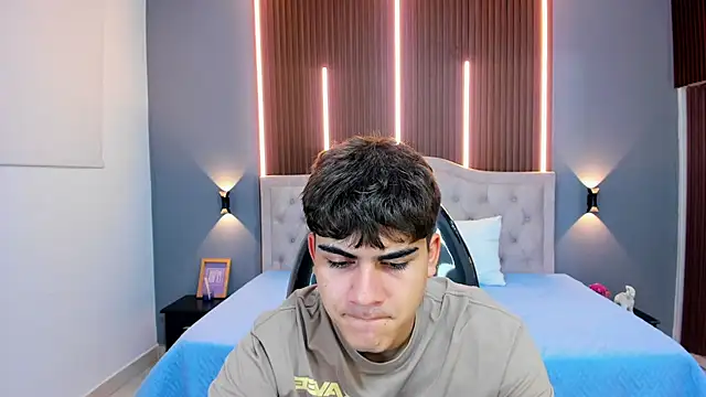 Snapshot of Tommy18__ chatting on November 8, 3:29 am Tommy18 online show from November 8, 3:29 am