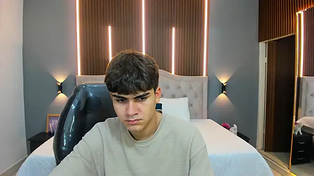 Snapshot of Tommy18__ chatting on November 11, 3:39 am Tommy18 online show from November 11, 3:39 am