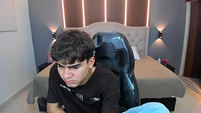 Snapshot of Tommy18__ chatting on November 13, 3:38 am Tommy18 online show from November 13, 3:38 am