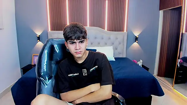 Snapshot of Tommy18__ chatting on November 15, 3:48 am Tommy18 online show from November 15, 3:48 am