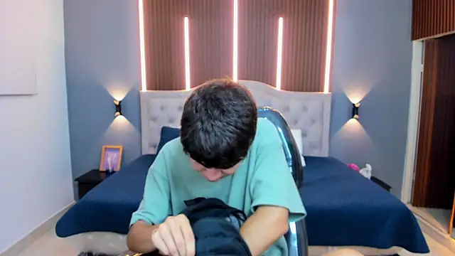 Snapshot of Tommy18__ chatting on November 16, 3:34 am Tommy18 online show from November 16, 3:34 am