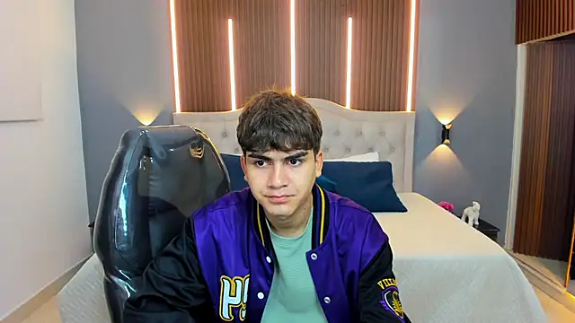 Snapshot of Tommy18__ chatting on November 18, 3:23 am Tommy18 online show from November 18, 3:23 am