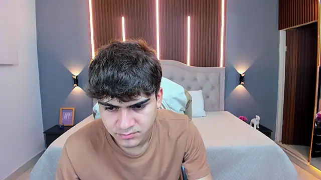 Snapshot of Tommy18__ chatting on November 19, 3:28 am Tommy18 online show from November 19, 3:28 am