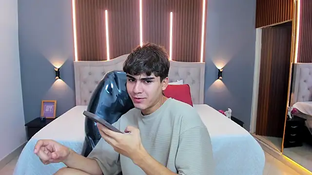 Snapshot of Tommy18__ chatting on November 20, 3:28 am Tommy18 online show from November 20, 3:28 am