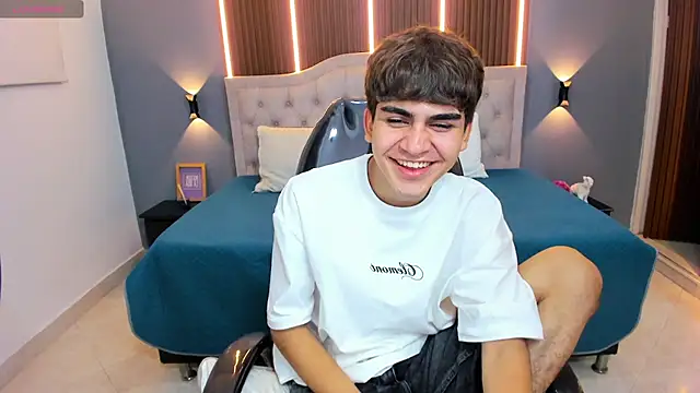 Snapshot of Tommy18__ chatting on November 27, 3:41 am Tommy18 online show from November 27, 3:41 am