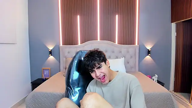 Snapshot of Tommy18__ chatting on November 29, 3:42 am Tommy18 online show from November 29, 3:42 am