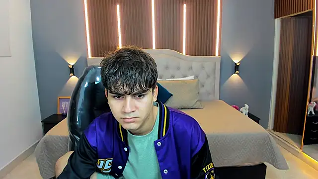 Snapshot of Tommy18__ chatting on November 30, 3:32 am Tommy18 online show from November 30, 3:32 am