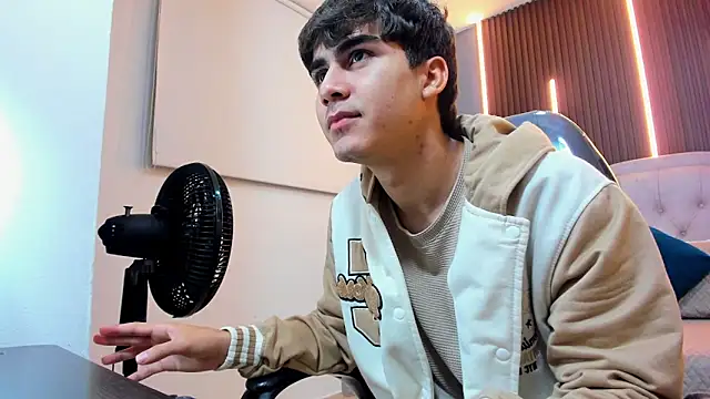 Snapshot of Tommy18__ chatting on December 2, 3:45 am Tommy18 online show from December 2, 3:45 am