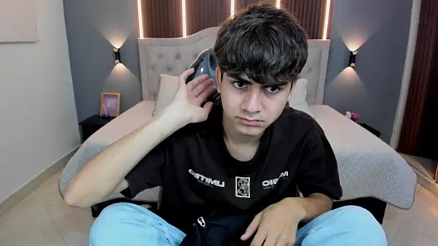 Snapshot of Tommy18__ chatting on December 3, 3:47 am Tommy18 online show from December 3, 3:47 am