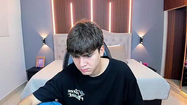 Snapshot of Tommy18__ chatting on December 4, 3:49 am Tommy18 online show from December 4, 3:49 am