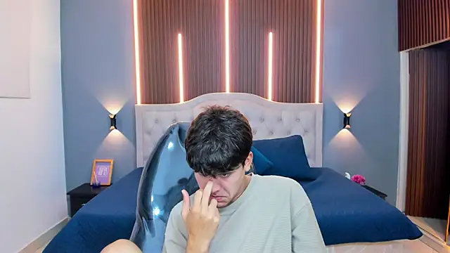 Snapshot of Tommy18__ chatting on December 5, 3:26 am Tommy18 online show from December 5, 3:26 am