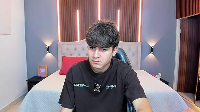 Snapshot of Tommy18__ chatting on December 14, 3:34 am Tommy18 online show from December 14, 3:34 am