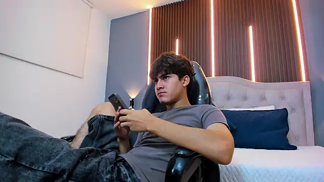 Snapshot of Tommy18__ chatting on December 17, 3:34 am Tommy18 online show from December 17, 3:34 am