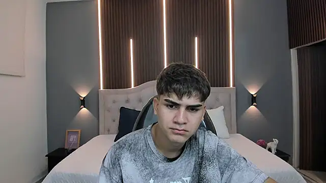 Snapshot of Tommy18__ chatting on December 19, 3:35 am Tommy18 online show from December 19, 3:35 am