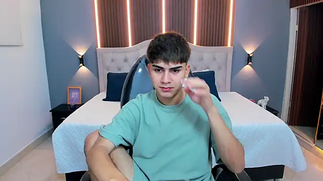 Snapshot of Tommy18__ chatting on December 20, 3:24 am Tommy18 online show from December 20, 3:24 am