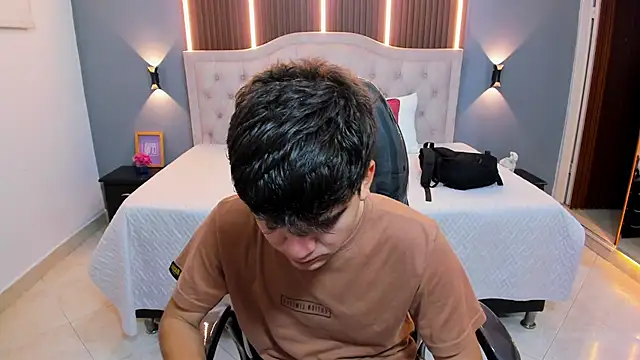 Tommy18   online show from March 8, 3:32 am