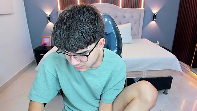 Snapshot of Tommy18__ chatting on May 10, 3:23 am Tommy18 online show from May 10, 3:23 am