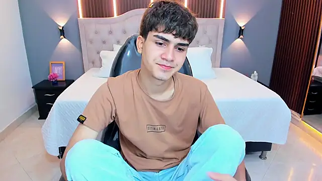 Snapshot of Tommy18__ chatting on May 21, 3:35 am Tommy18 online show from May 21, 3:35 am