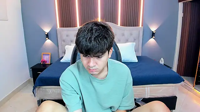 Snapshot of Tommy18__ chatting on June 5, 3:35 am Tommy18 online show from June 5, 3:35 am