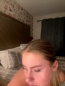 Snapshot of lucyRose_xoxox chatting on November 9, 6:06 pm lucyRose xoxox online show from November 9, 6:06 pm