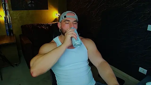 Snapshot of AdamJamesonn chatting on May 23, 5:01 am AdamJamesonn online show from May 23, 5:01 am