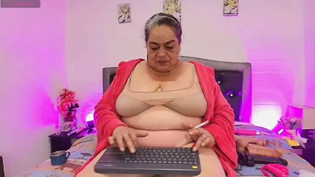Snapshot of VickyBoobss chatting on May 29, 12:14 pm VickyBoobss online show from May 29, 12:14 pm