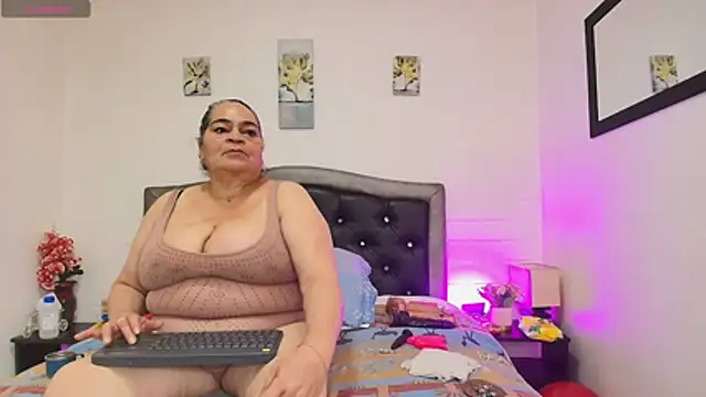 Snapshot of VickyBoobss chatting on May 31, 12:45 pm VickyBoobss online show from May 31, 12:45 pm