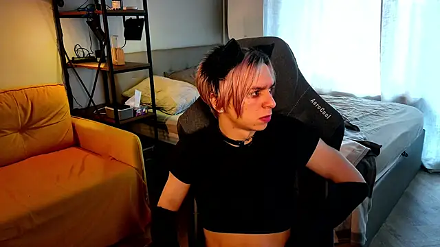 Snapshot of leon_yuugen chatting on January 31, 9:37 am leon yuugen online show from January 31, 9:37 am