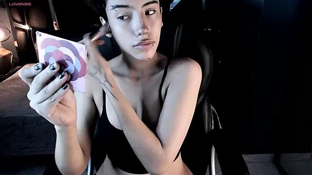 Snapshot of vaiolethsan__ chatting on January 17, 8:34 pm vaiolethsan online show from January 17, 8:34 pm