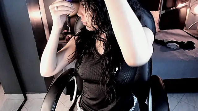 Snapshot of vaiolethsan__ chatting on February 3, 9:31 pm vaiolethsan online show from February 3, 9:31 pm