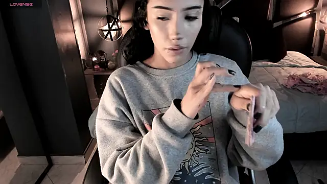 Snapshot of vaiolethsan__ chatting on February 11, 8:14 pm vaiolethsan online show from February 11, 8:14 pm