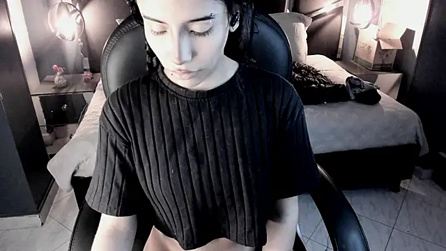 Snapshot of vaiolethsan__ chatting on February 12, 8:59 pm vaiolethsan online show from February 12, 8:59 pm